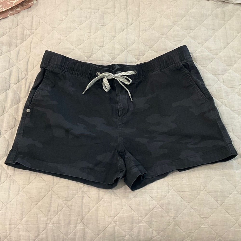 Vuori Women's Dark Camouflage ripstop Shorts excellent condition